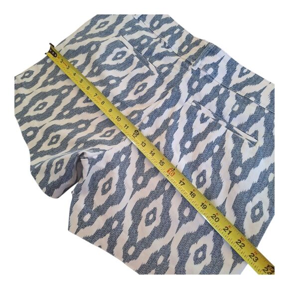 Isaac Mizrahi Tailored Short in Blue Ikat Print Women's size 14 - Picture 6 of 11